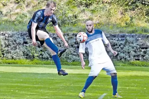 Resolut: Lukas Barlang (links) vom SV Hinterweidenthal II klärt vor Jan Lechtenfeld vom FC Merzalben ins Seitenaus.
