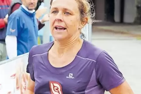 Judith Papadopoulos von der Landau Running Company. Bei Kilometer 13 setzte sie sich ab.