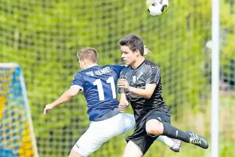 Luftduell: Florian Decker (links) vom SV Ulmet gegen Marius Rojan von der SG Herschweiler-Pettersheim/Konken/Etschberg.