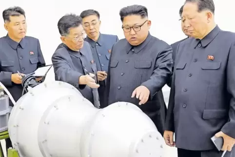 Dieses vom nordkoreanischen Regime verbreitete Bild zeigt, wie Diktator Kim Jong Un (Mitte) den angeblichen Sprengkopf einer Was