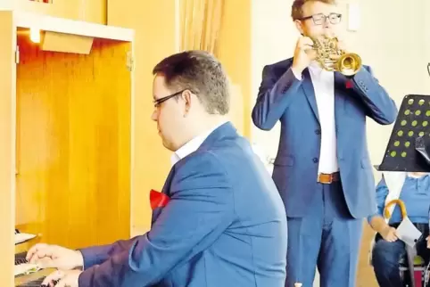 Trompeter Johann Schuster (rechts) und Organist Christian Wiebeck stellten selbst arrangierte Stücke in den Mittelpunkt ihres Ko