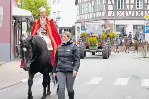 Mutig führte Pfarrer Michael Stabel am Sonntag den 16. Bruder-Konrad-Ritt in Rodalben an.