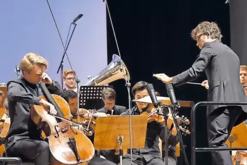 Dirigent Christoph Altstaedt (rechts) leitete beim Konzert am Sonntag in Pirmasens Solist Julian Steckel am Violoncello und das 