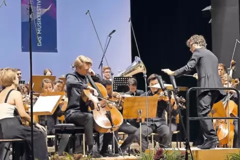 Dirigent Christoph Altstaedt (rechts) leitete beim Konzert am Sonntag in Pirmasens Solist Julian Steckel am Violoncello und das 