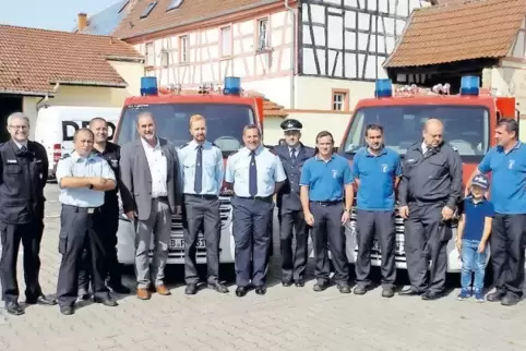 Freuten sich über neue Kleinlöschfahrzeuge: die Feuerwehr-Einheiten Morschheim und Ilbesheim.