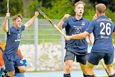 Alexander Matz (Mitte) jubelt nach seinem Tor zum 1:0 für den TFC Ludwigshafen. Am Ende heißt es gegen Wiesbaden 4:4.