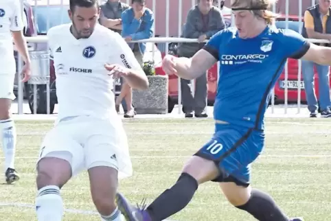 Der Freinsheimer Mittelfeldspieler Tim Karch (links) ist schneller als Büchelbergs Pascal Boudgoust.