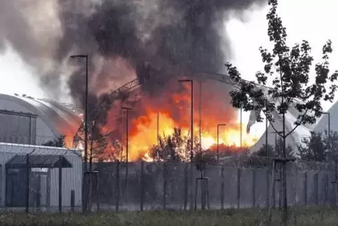 Die Rauchwolke war weithin sichtbar. Über das Warnsystem Katwarn und den Rundfunk waren die Bürger gebeten worden, Fenster und T