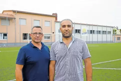 Der Vorstand des ASV Fußgönheim, Jürgen Hummel und Tarik Sarigene, fühlen sich von der Gemeinde übergangen. Im Hintergrund die M