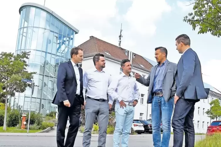 Wirtschaftsförderer Mark Schlick (Vierter von links) empfängt vorm Grips auf der Husterhöhe die FDP-Delegation mit Manuel Höferl