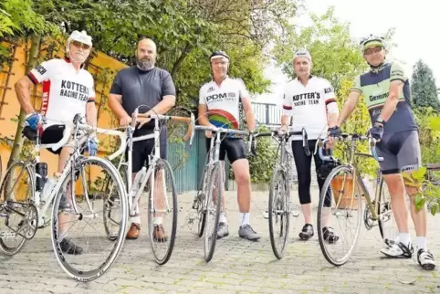 Gingen am Samstag an der Radrennbahn mit ihren „Klassikern“ auf die Strecke (von links): Egon Hopfinger, Hermann Ballosch, Huber
