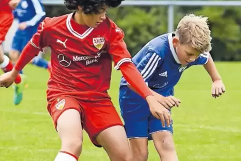 Zweikampf: FKP-D-Junior David Kröher (rechts) kontra Brooklyn Schwarz vom VfB Stuttgart.