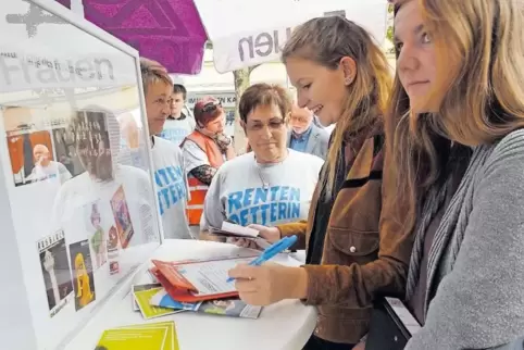 Die „Rentenretterinnen“ Gertrud Storck und Renate Hans mit Lana und Mia Korotschenko (von links), die einen Fragebogen ausfüllen