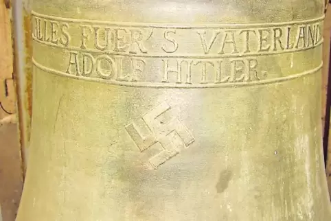„Alles fuer’s Vaterland Adolf Hitler“ steht auf der Glocke, die 1936 aufgehängt wurde.