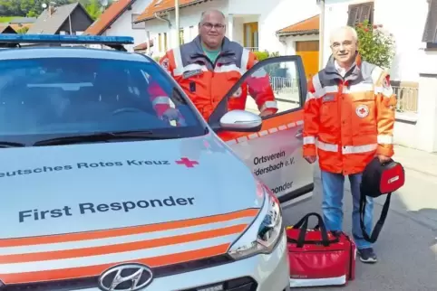 Wichtiges Glied in der Rettungskette: First Responder wie Michael Koll (links) und Franz Zirkel helfen, bis der Notarzt eintriff