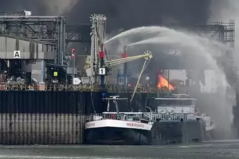 Unser Bild zeigt die Löscharbeiten nach dem Unglück, bei dem der jetzt Verstorbene schwer verletzt worden war. Foto: Kunz