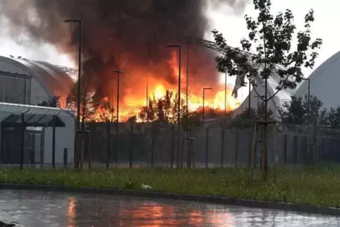 Die Rauchsäule war weithin sichbar. Gebrannt hat eine Halle bei der Firma Zeller, in der Sperrmüll gelagert war. Foto: kunz 