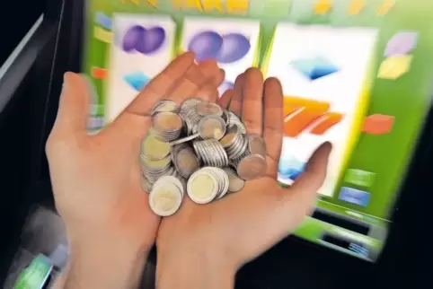 500 Euro hat der Angeklagte an einem Automaten in einem Lokal gewonnen und wieder verspielt. Seine Rechnung wollte er nicht zahl