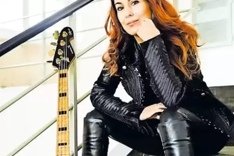 Ist beim „Guitar Summit“ dabei: Bassistin Ida Nielsen.