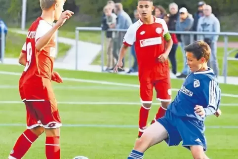 Auf dem Husterhöh-Kunstrasen: FKP-Spieler Nikolas Nußbaum (rechts) kontra Maximilian Schmid von Mainz 05.