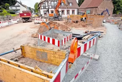 Mit der Baustelle in Hirschhorns Hauptstraße müssen sich die Verkehrsteilnehmer noch eine ganze Weile arrangieren. Sperrungen zu