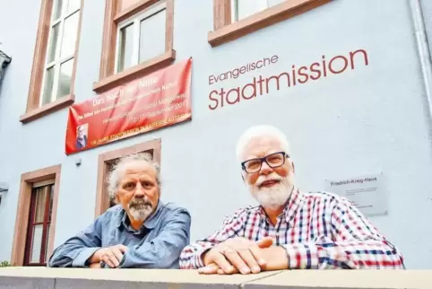 Feiern das Jubiläum der Stadtmission mit Veranstaltungen rund um „das Herzstück Bibel“ (von links): Volker Mayer und Karl-Richar