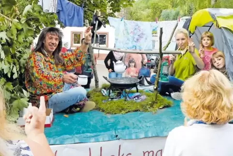 „Ein Haschkeks macht noch keinen Sommer“: Mit einem originellen Motivwagen hat die Theatergruppe beim Schweisweilerer Kerweumzug