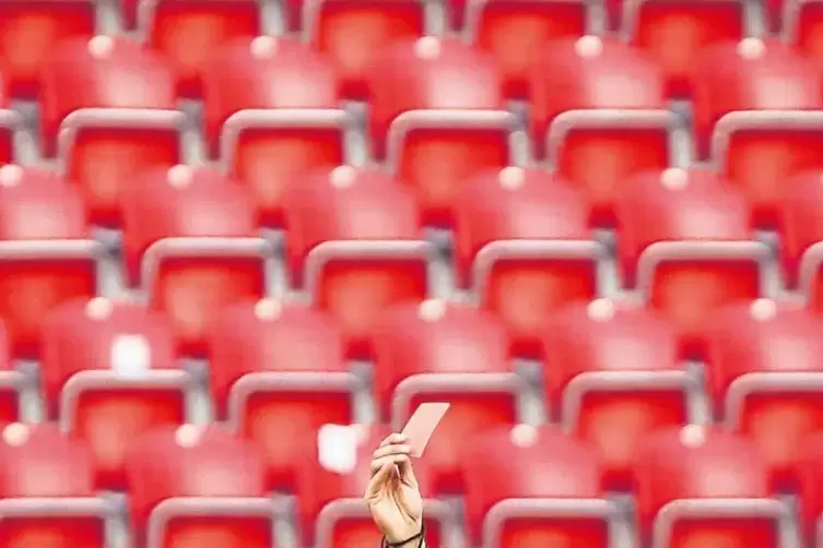 Die „Rote Karte“ zeigte das Gericht einem Freizeitkicker, der nicht zum ersten Mal auf dem Fußballplatz gewalttätig geworden ist