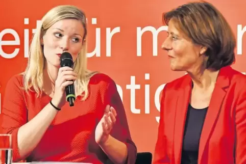 Alles rot: Isabel Mackensen (links) am Dienstagabend im Gespräch mit Malu Dreyer.