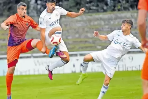 Berishas unter sich: Milot vom FC Speyer (links) im Duell mit Rinor von Südwest Ludwigshafen, daneben Benjamin Mohammadi.