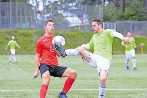 Kampf um den Ball: TuS-Spieler Alexander Mesenzev (links) gegen Julian Wahl vom VfB Reichenbach.