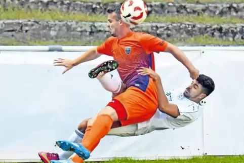 Milot Berisha (vorne) vom FC 09 Speyer war gestern nicht zu bremsen. Er erzielte zwei der drei Gästetore. In dieser Szene versuc
