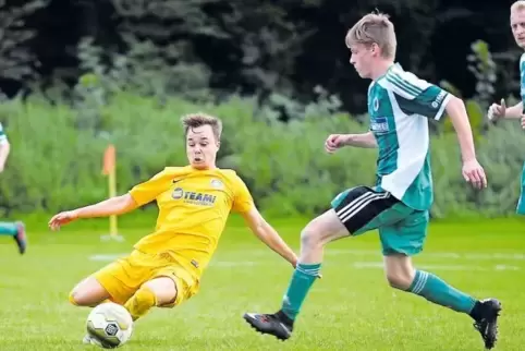 Marvin Sellmann (links) vom FSV Schifferstadt sammelte gestern gegen Kandel, im Bild mit Lukas Notti, Pluspunkte. Der 21-Jährige