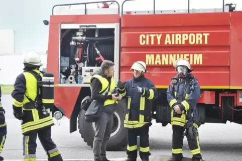 Die Mannheimer Flughafen-Feuerwehr bei einer Katastrophenschutz-Übung 2016. Foto: Kunz