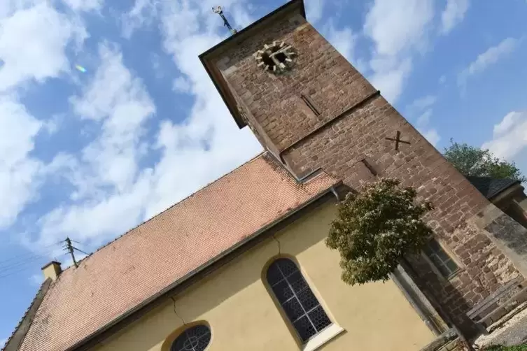 Da hängt die umstrittene „Hitler-Glocke“ drin: Der Turm der Kirche St. Jakobus in Herxheim am Berg. Foto: Franck
