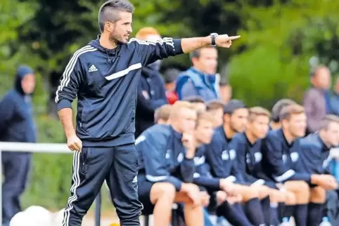 Da geht’s lang: Selim Öztürk als Trainer des Ludwigshafener SC.