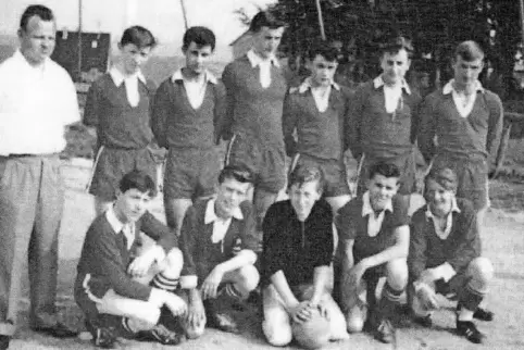 Ein Foto aus der Chronik zum 100-jährigen Bestehen vor zehn Jahren: Die A-Jugend des TuS Maßweiler in der Saison 1964/65. Das Fo