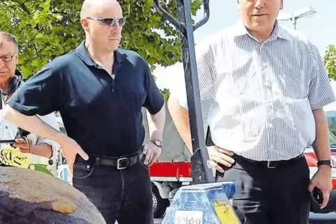 Bombenstimmung eins ...: Georg Krist und Oberbürgermeister Hans Georg Löffler 2014 bei der Entschärfung auf dem Ibag-Gelände.