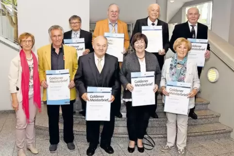 Bei der Ehrung: von links Präsidentin Brigitte Mannert mit Eugen Gazelkowski (Dahn, Kfz-Meister), Hans Helfrich (Trulben, Kfz-Me
