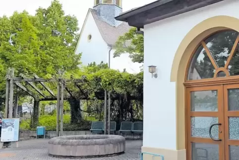Da stand sie noch, die hölzerne Pergola im Ortszentrum. Mittlerweile sind nur noch Spuren erkennbar.