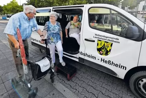 Gute Fahrt: Bürgerbusfahrer Bruno Lüttinger mit Elvira Schluckwerder und Hannelore Schuster (von links) am Frankenthaler Bahnhof