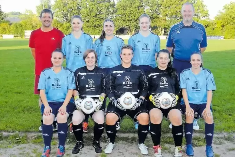 Neue Spielerinnen in Marnheim, hinten von links: Dirk Kwiatkowski (Trainer), Carina Müller, Hannah Becker, Lena Zelt, Michael Ze
