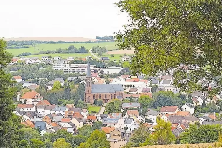 Blick auf Contwig mit der katholischen Kirche.