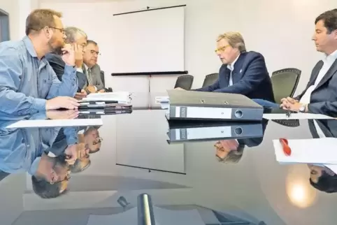 Gestern gab’s Einblicke in die Planungen fürs Emrich-Gelände: Unser Bild zeigt von links Lebenshilfe-Vorstand Benedikt Quack und