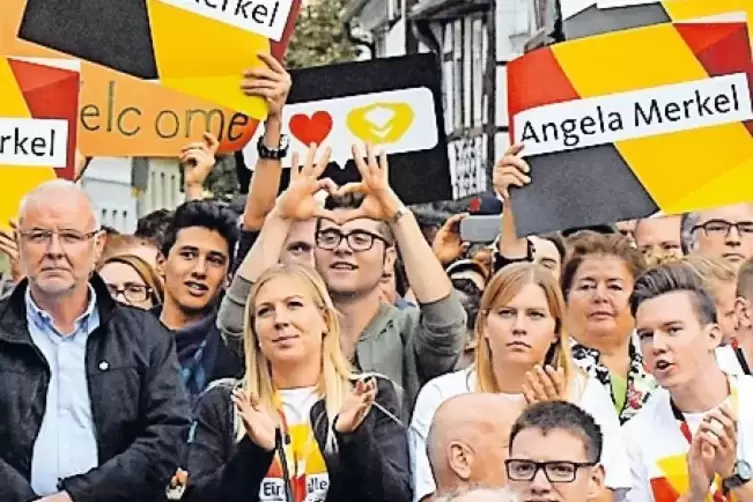 Auf dem Marktplatz erh&auml;lt Merkel viel Zuspruch, muss aber auch mit einer Gruppe lautstarker Protestler zurechtkommen.