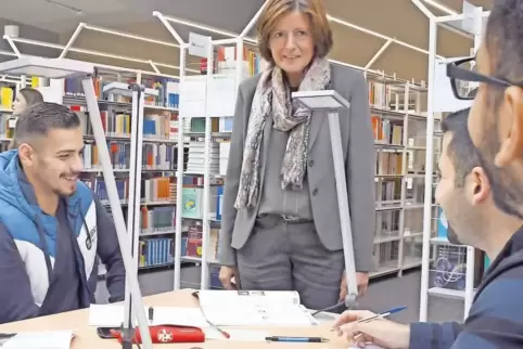 Vor dem Studium kommt der Deutschkurs: Ministerpräsidentin Malu Dreyer spricht in der Bibliothek der Hochschule Kaiserslautern m
