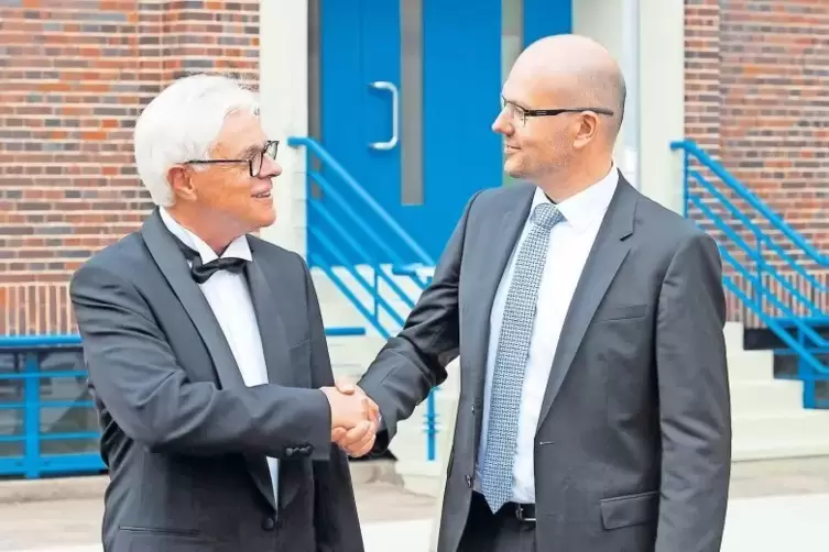 Übergab mit einem Händedruck den Stab an seinen Nachfolger Professor Martin Ruskowski (rechts): Professor Detlef Zühlke.