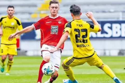 Der verheißungsvolle Saisonauftakt: FCK-II-Spieler Carlo Sickinger (im roten Trikot) im Spiel gegen Wiesbach, das mit 4:2 gewonn