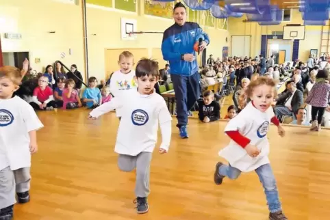 Früh übt sich: Der Nachwuchs wird fit gemacht, wie hier im Fußball-Kindergarten des TuS.