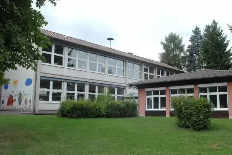 Schule in wunderbarer Lage: Bürgermeister Axel Haas und Daniel Fleckenstein von der Kirchheimbolander Verbandsgemeindeverwaltung